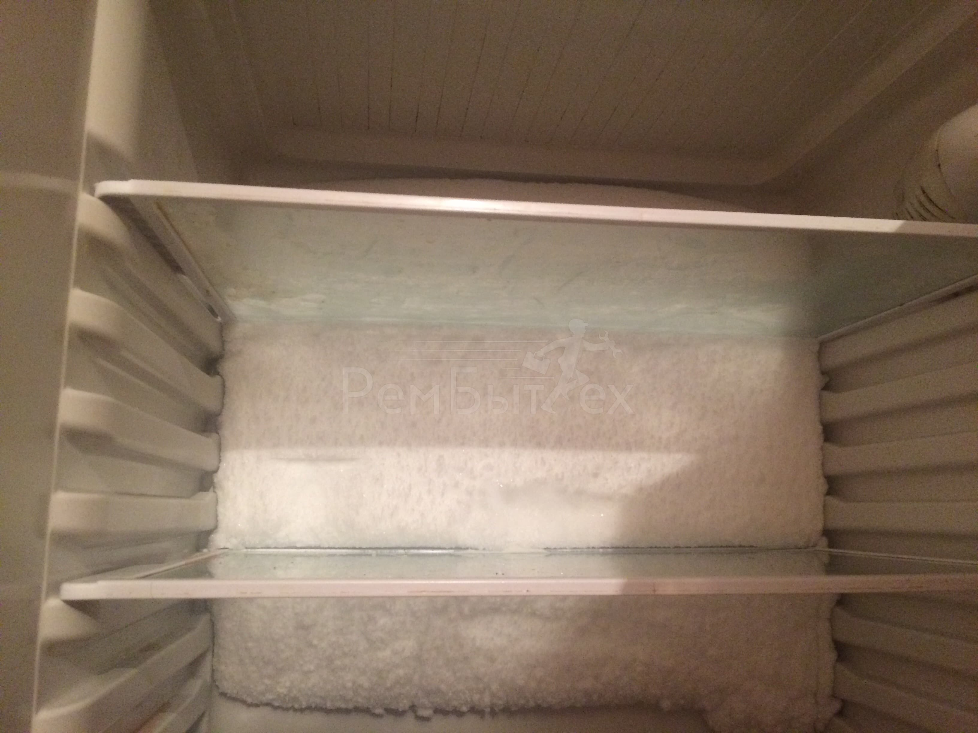Почему на задней стенке холодильника образуется лед: причины, что делать, как избавиться, полезные рекомендации и советы
