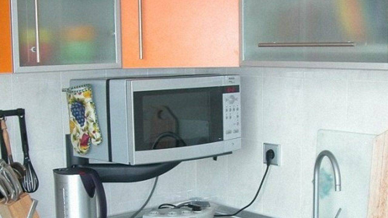 Куда поставить микроволновку на кухню: варианты размещения, реальные фото примеры