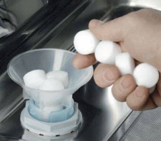 Куда засыпать соль в посудомоечную машину: сколько её можно засыпать в машинку bosh, electrolux и другие