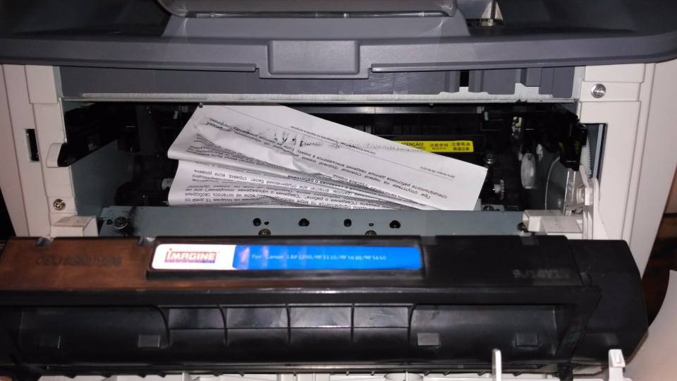Что делать, если в принтере застряла бумага, как вытащить обрывок в лазерном и струйном аппарате