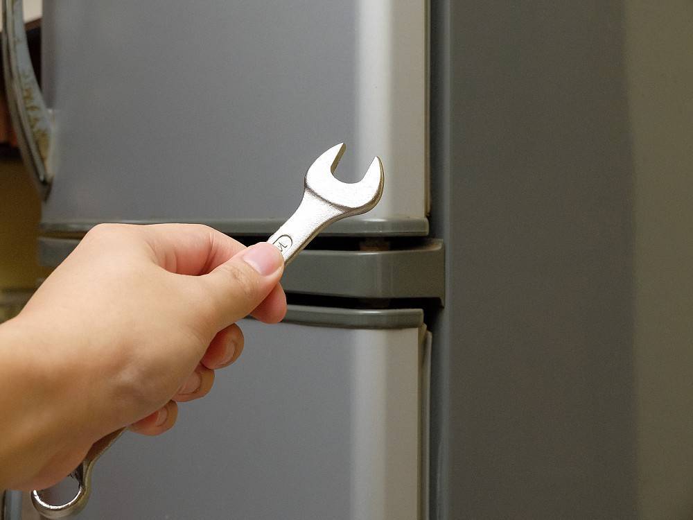 Что делать, если не закрывается дверь холодильника