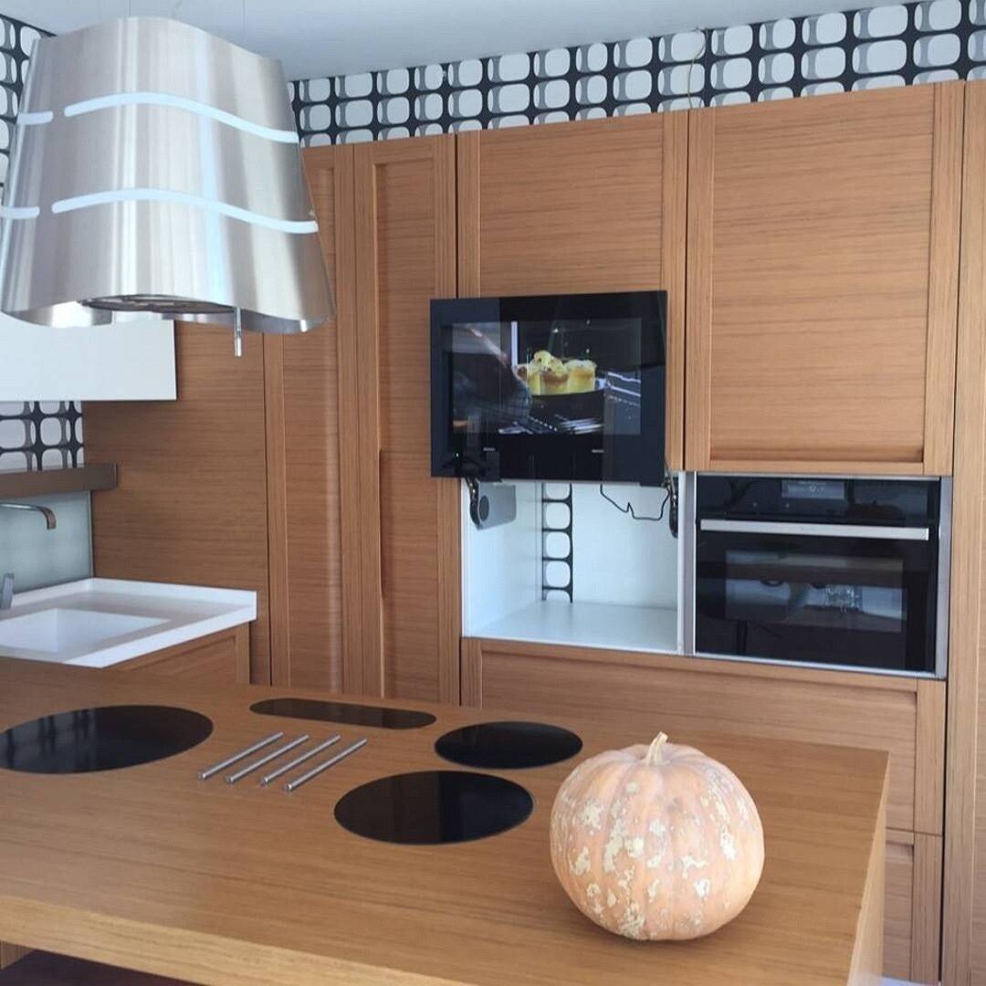 Телевизор на кухню: примеры как расположить телевизор в интерьере кухни. 140 фото лучших идей размещения