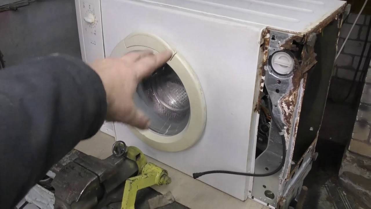 Почему стучит барабан в стиральной машине при отжиме?
