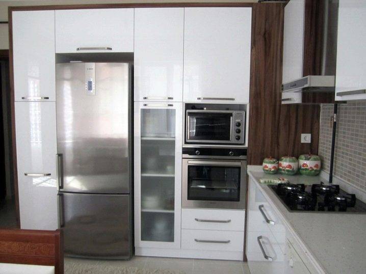 Можно ли встроить обычный холодильник в шкаф: практические советы