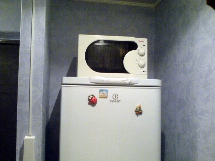 Почему нельзя ставить микроволновку рядом с холодильником?
