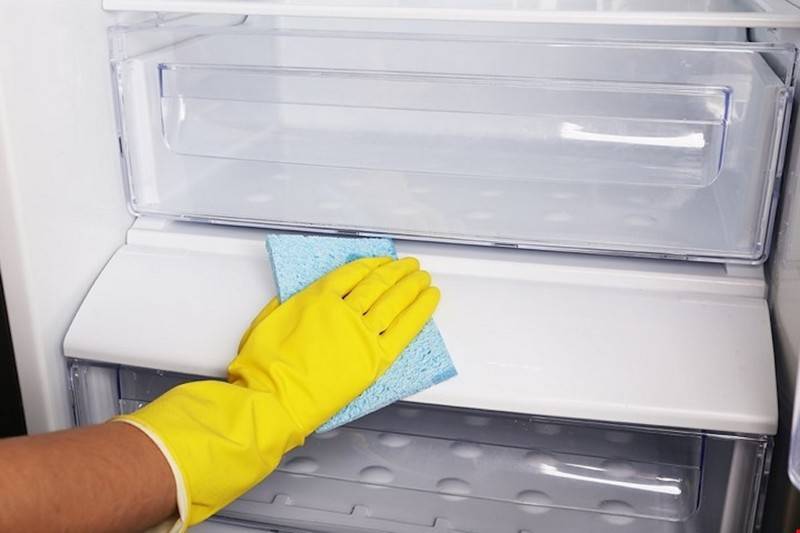 Чем отмыть холодильник от жира снаружи и внутри