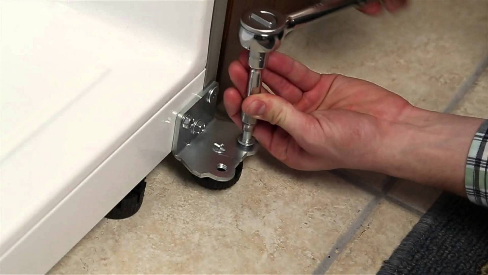 Ремонт двери холодильника своими руками: регулировка, устранение скрипа и провисания