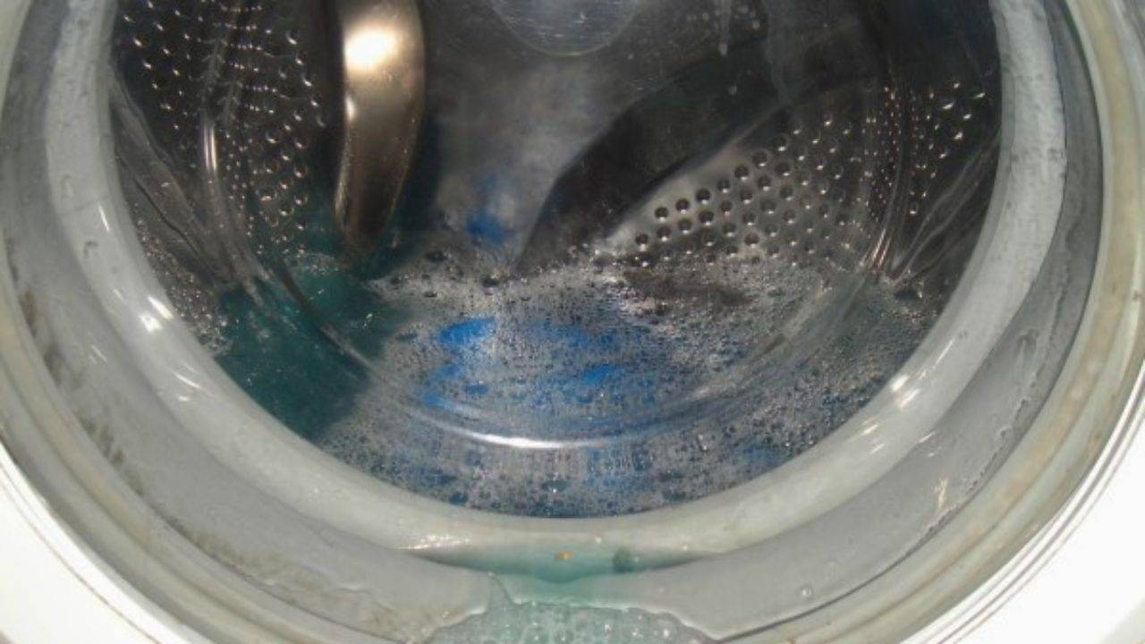 Почему в стиральной машине (в барабане) набирается вода когда она не работает