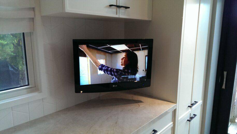 Нужен ли телевизор на кухне и как выбрать идеальный вариант?