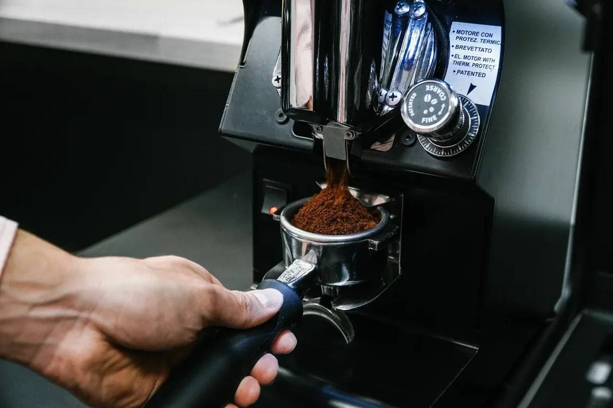 Как правильно молоть кофе в кофемолке: инструкция и виды