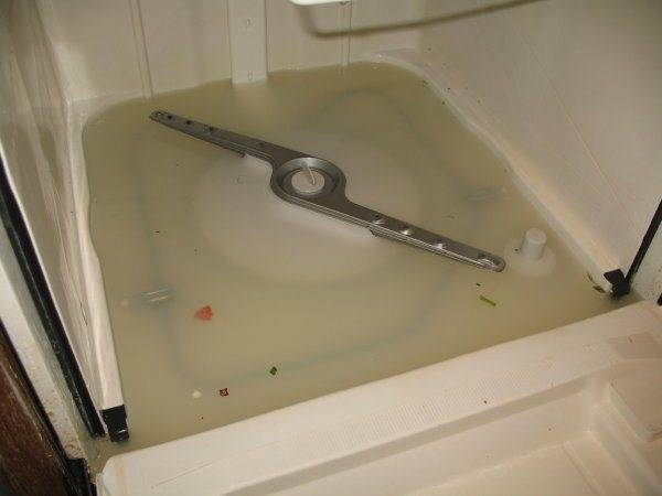 Не уходит вода в посудомоечной машине