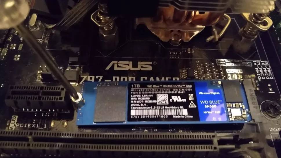 Установка ssd 10. NVME M.2 SSD разъем. SSD m2 установка. Установке SSD-накопителя формата m.2. M2 SSD В системном блоке.