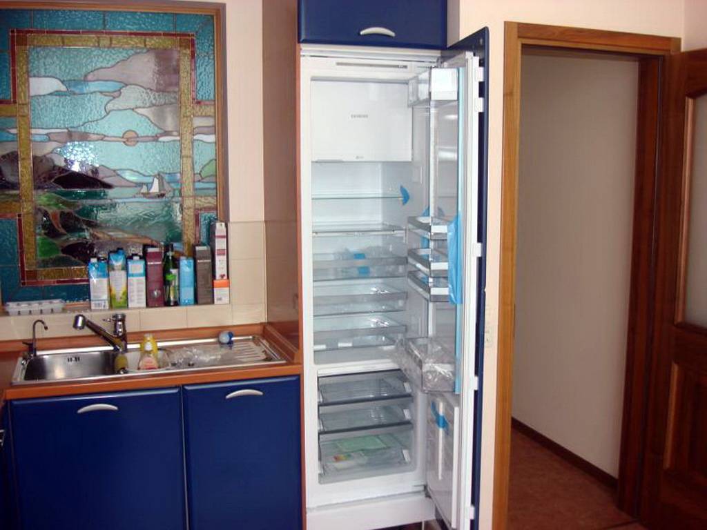 Как встроить холодильник в кухонный гарнитур: требования к установке, порядок монтажа, как встроить обычный холодильник.