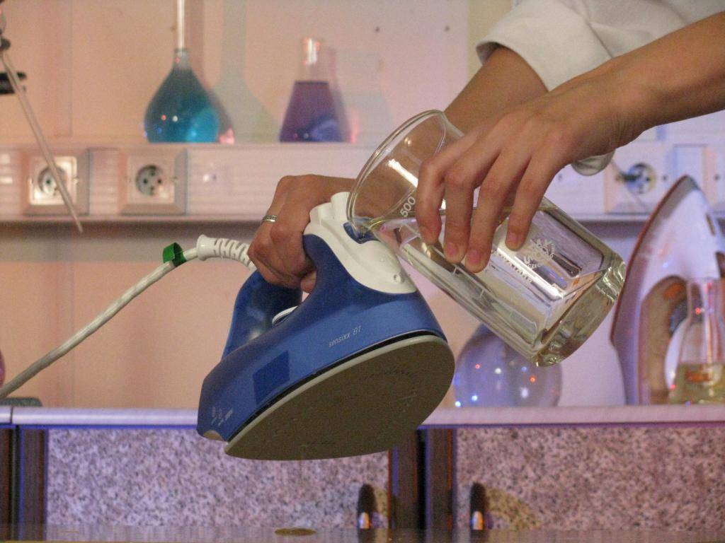 Вода для утюга: какую заливать, как сделать дистиллированную в домашних условиях, чем заменить