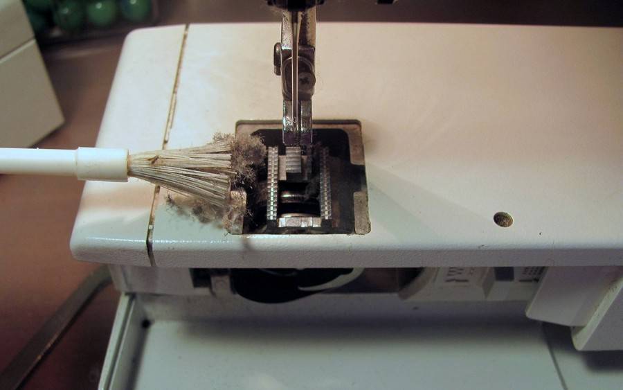 Уход за швейной машиной: чистка и смазка челнока