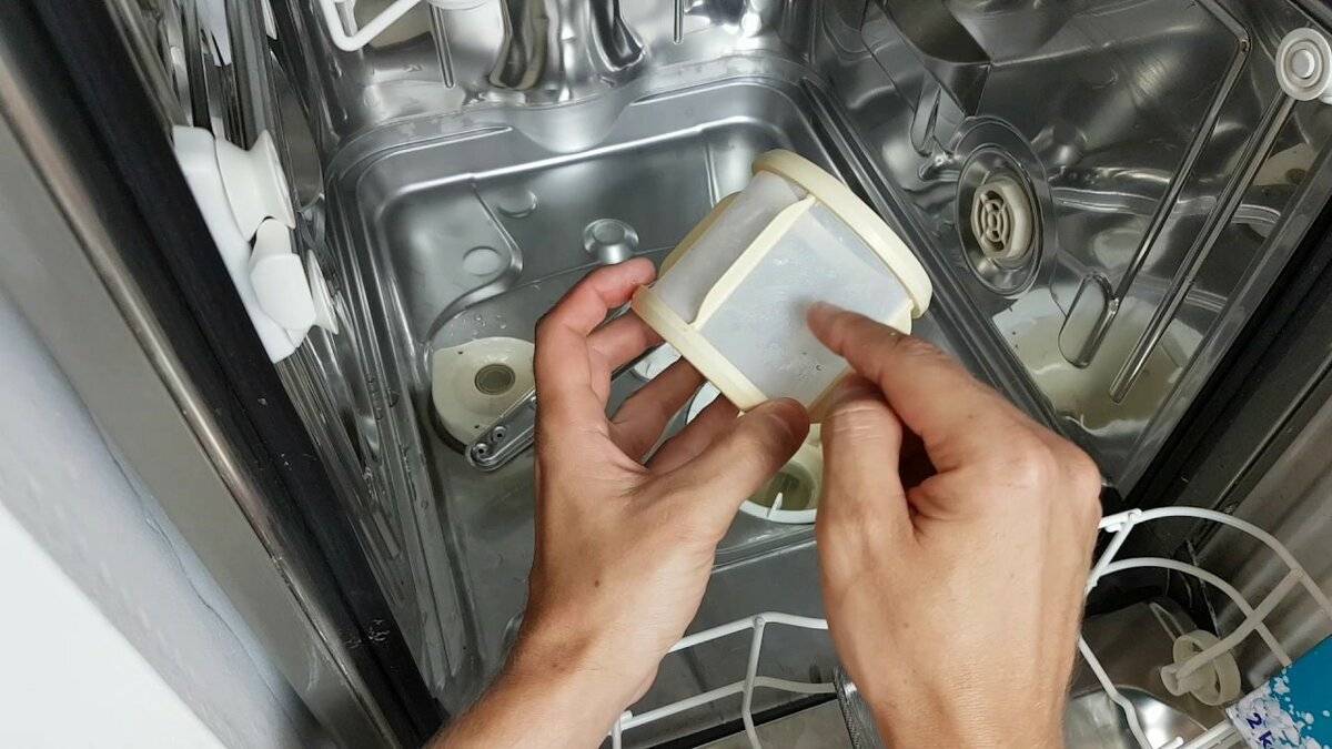 Запах из посудомоечной машины: как убрать неприятные ароматы?
