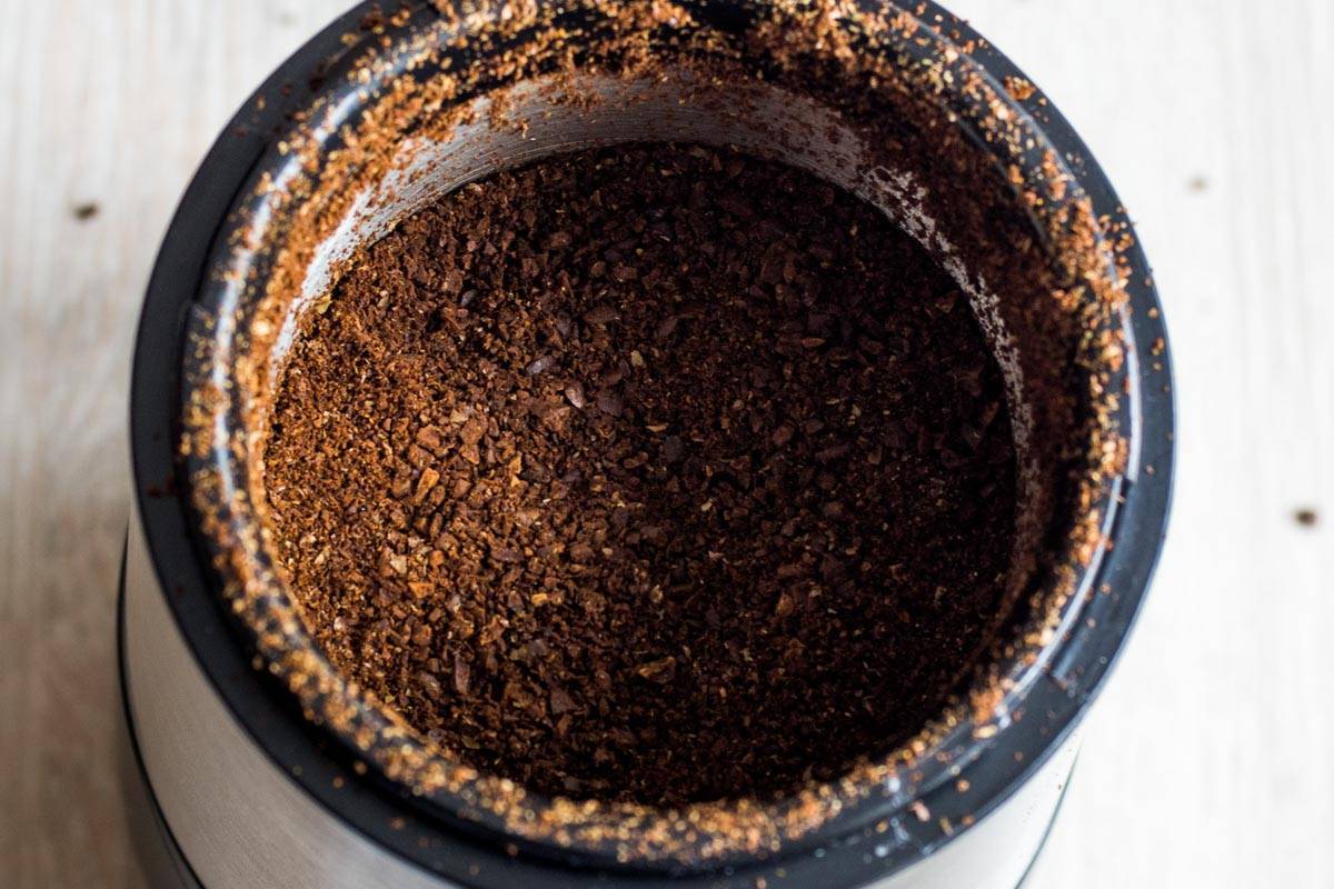 Как молоть кофе в кофемолке: виды и правила помола