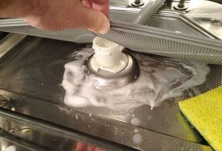 Почему в посудомоечной машине остается пена на дне или течет из нее