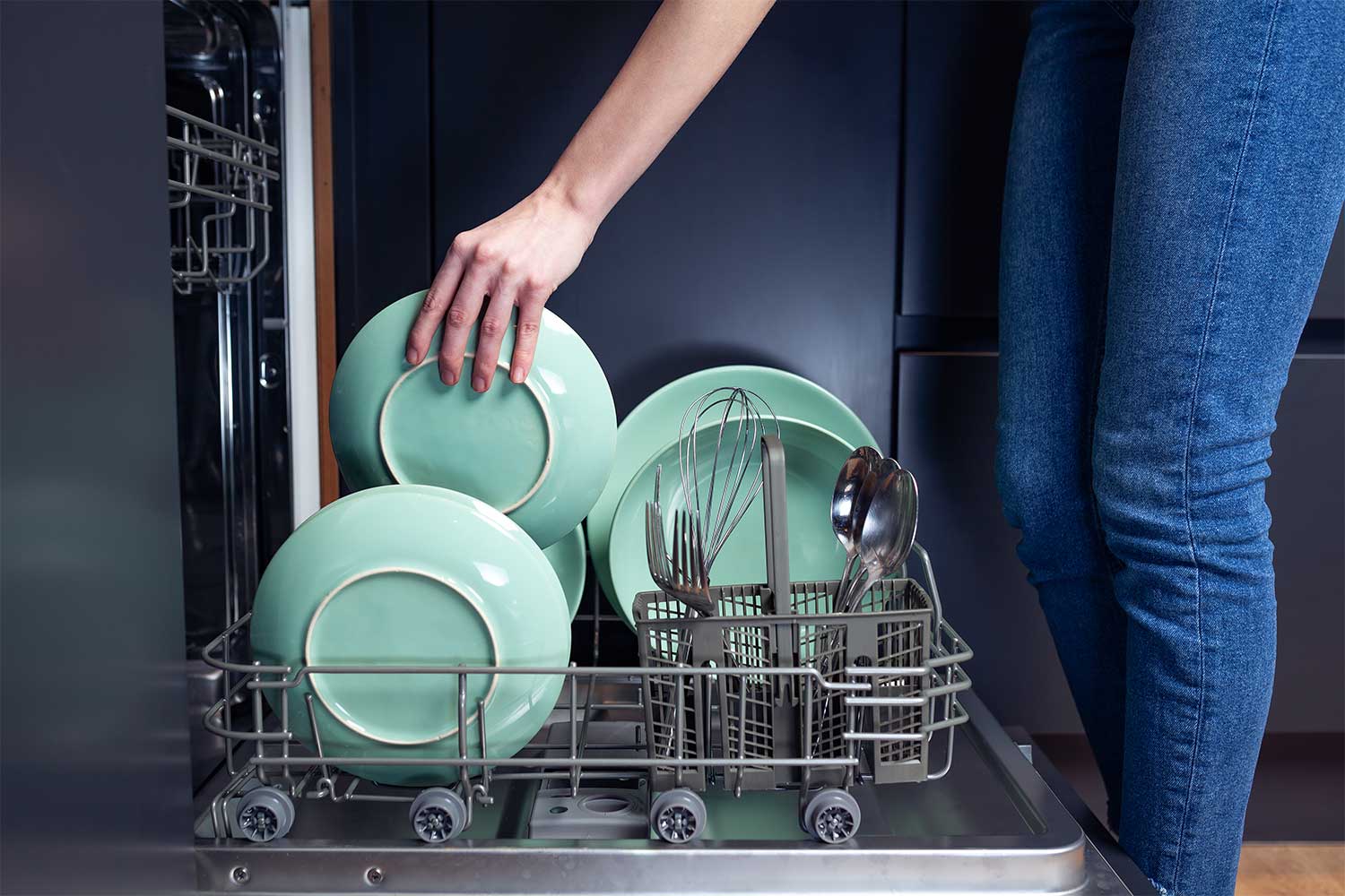 Что нельзя мыть в посудомоечной машине: чугун, тефлон, хрусталь и другие неподходящие материалы