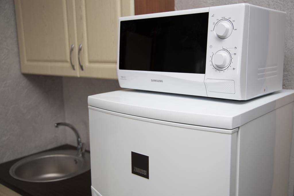Можно ли ставить микроволновку на холодильник? правила и нюансы размещения свч-печи, запуск нового устройства