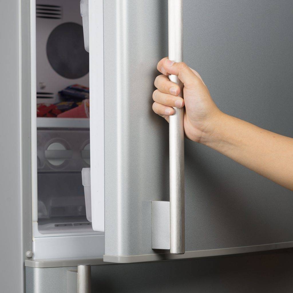 Дверь холодильника сильно присасывается