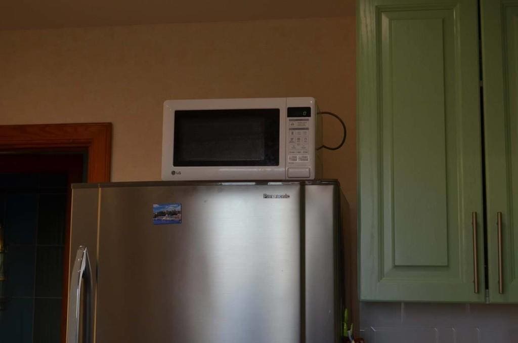 Можно ли ставить телевизор на холодильник или другие тяжелые предметы