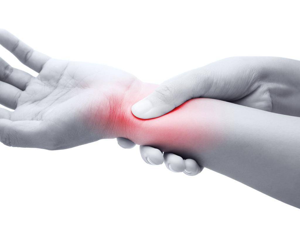 Острая боль и скованность в кистях рук и пальцах - причины и лечение