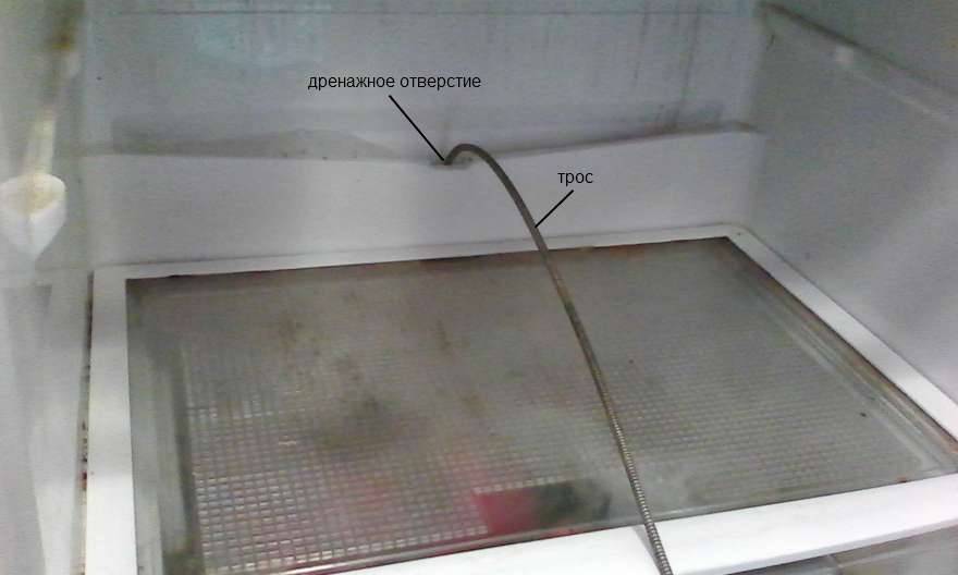 Выявляем причины, почему из холодильника течет вода