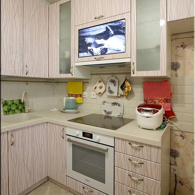 Телевизор на маленькой кухне: как разместить?