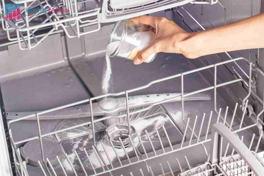 Откуда появляется неприятный запах из посудомоечной машины и как его убрать?