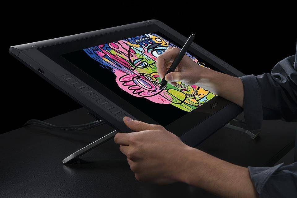 Чем можно рисовать на экране. Интерактивный перьевой дисплей Wacom Cintiq 22. Синтик вакуум. Wacom Cintiq 22 упаковка. Графический планшет Вакон.