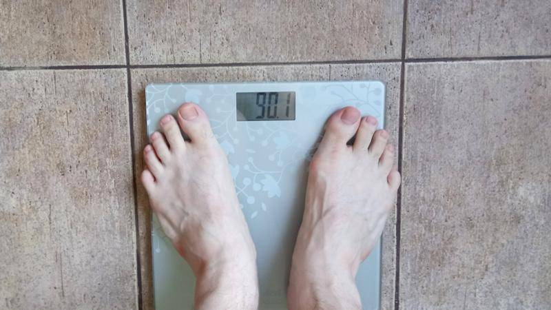 Электронные весы показывают lo: что означает ошибка, почему выдают