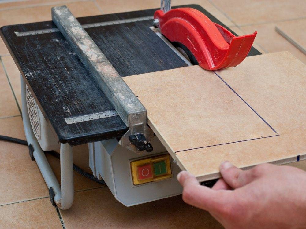 Как правильно резать плитку плиткорезом – технологические нюансы