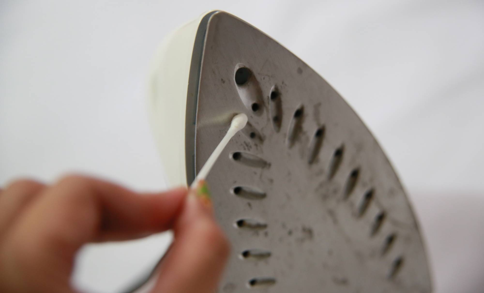 Как почистить утюг от пригара на подошве в домашних условиях быстро и эффективно: пошагово с фото