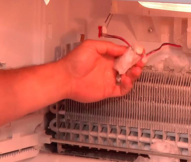 Почему холодильник гудит и стал шумно работать? причины и решения