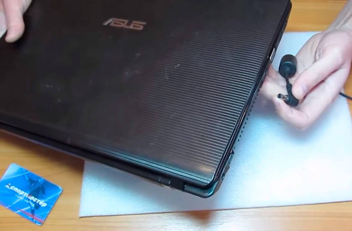 Почему аккумулятор (батарея) ноутбука подключена но не заряжается?!