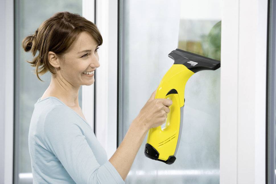 Стеклоочиститель и робот-пылесос: что лучше для мытья окон