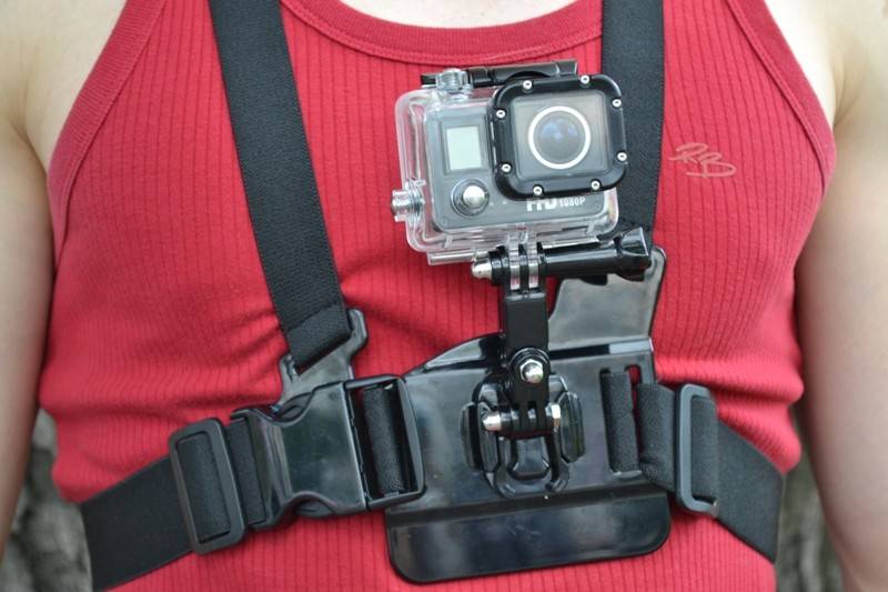 Как закрепить экшн камеру на шлем: снимаем видео от первого лица