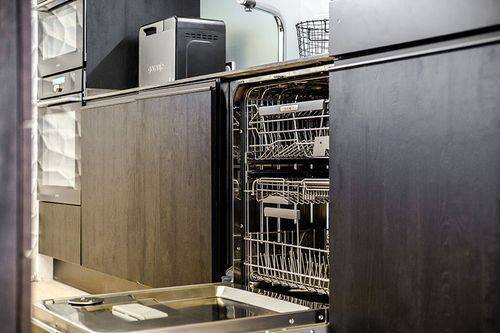 Посудомоечная машина под варочной панелью: установка на фото
