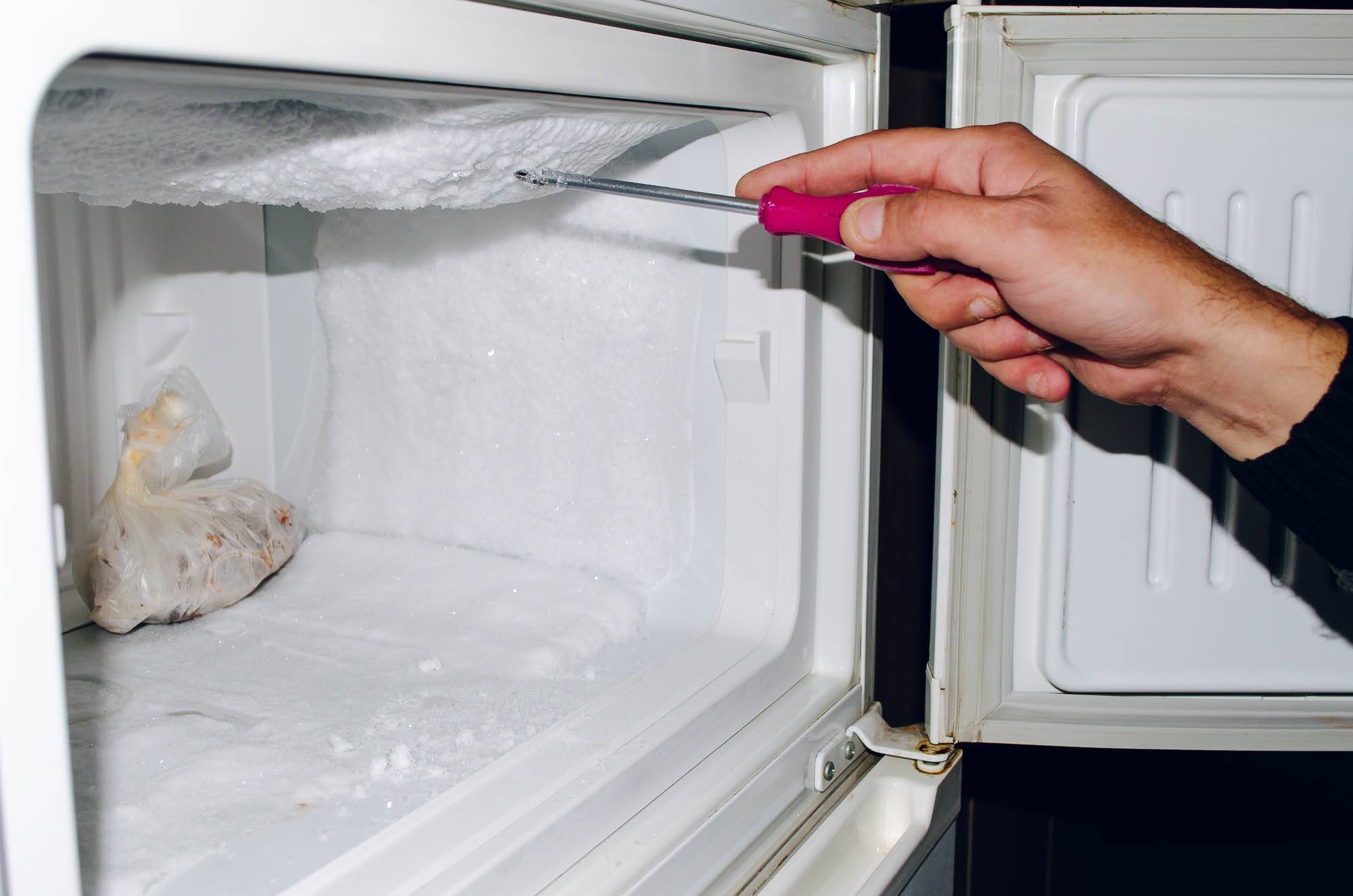 Как избавиться от запаха в холодильнике в домашних условиях