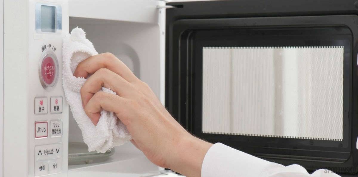 Как быстро убрать запах из микроволновки