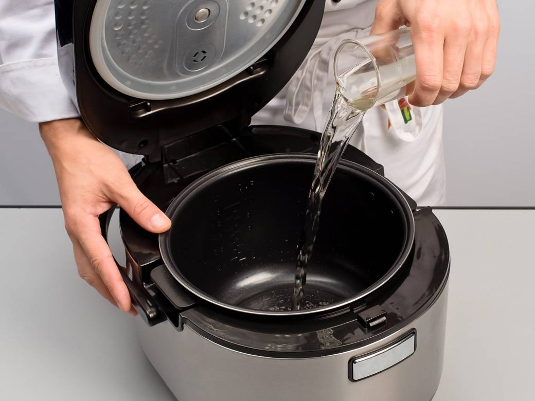 Можно ли мыть мультиварку полностью под краном и что делать, если внутрь попала вода