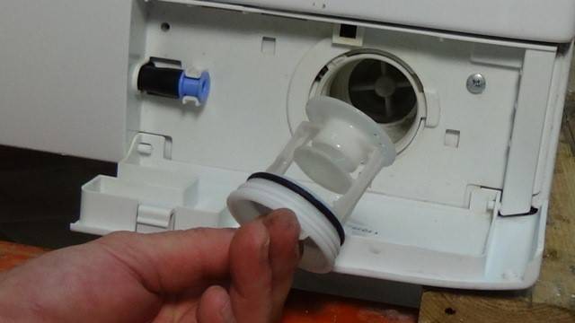 Как снять и почистить фильтр в стиральной машине индезит?