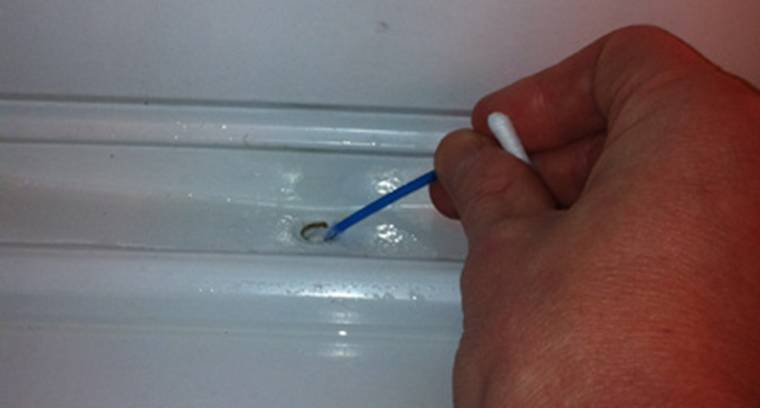 Как почистить дренажное отверстие в холодильнике, как работает система дренажа и причины ее засорения