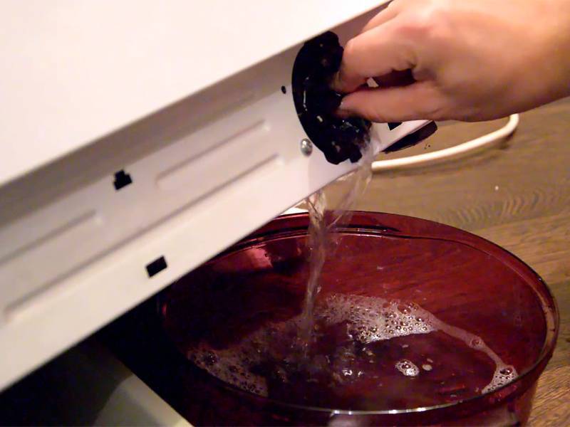 Все способы как слить воду из стиральной машины при поломке