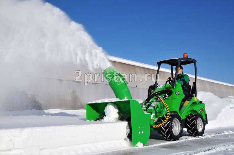 Трактор для уборки снега