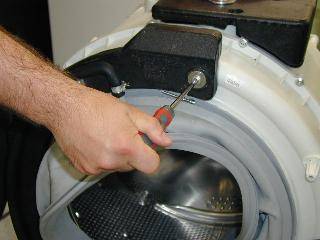 Почему стиральная машина гудит при сливе воды: как убрать шум?