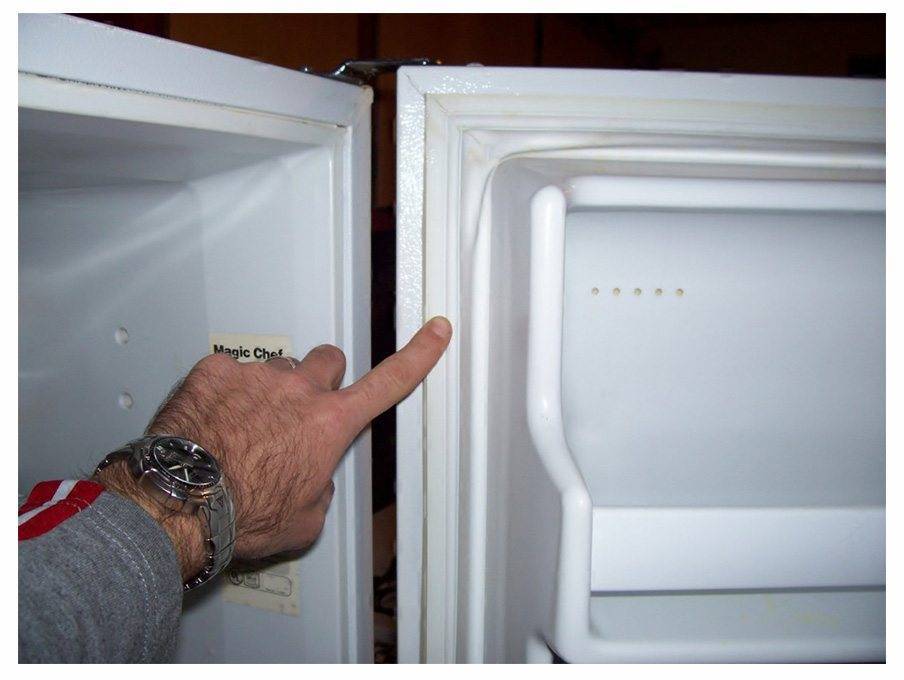 Не закрывается дверь холодильника: что делать, основные причины
