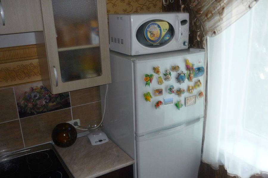 Почему нельзя ставить микроволновку на холодильник