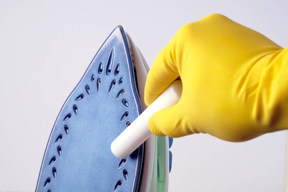 11 проверенных способов очистить утюг от накипи и пригара на подошве